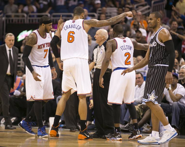 Bavetta, accerchiato da Anthony, Chandler e Felton, non sembra per nulla intimorito dalle proteste dei giocatori dei New York Knicks (Ap)
